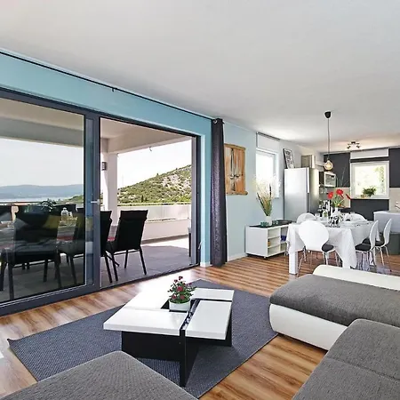 Three-bedroom In Apartmán