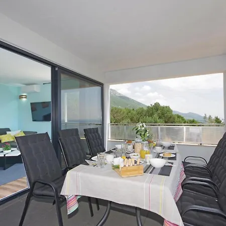 Three-bedroom In Apartmán *